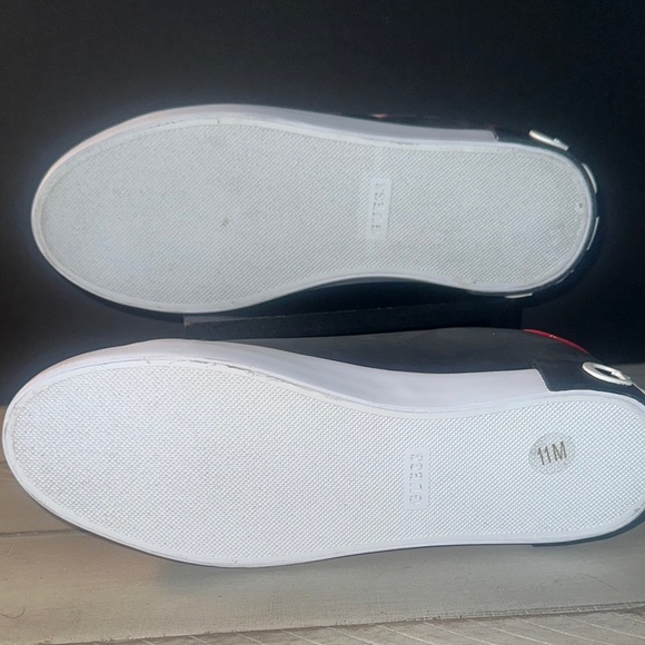 Guess Black and White Sneakers Sleek Design - Picture 6 of 7